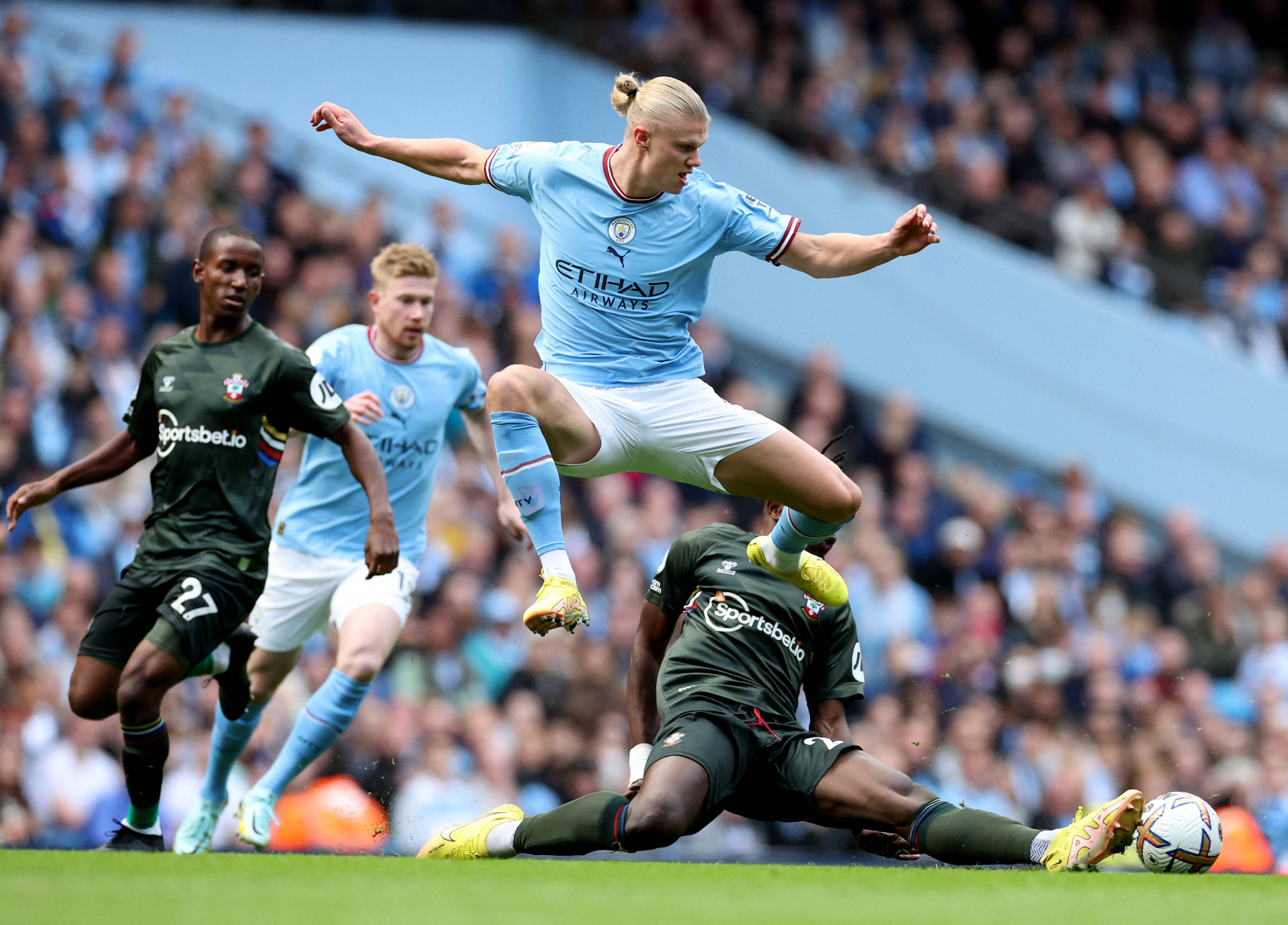 开元体育官网-关于这也行？里程碑夜法兰克福调整名单巴塞罗那清晨远射贴柱，曼城内部沟通备战欧联的信息